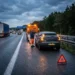 Elektrische auto met Nederlands kenteken gestrande op Duitse Autobahn met pechhulpwagen op de vluchtstrook