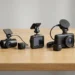 Vijf verschillende dashcams voor auto naast elkaar op tafel, waaronder modellen voor en achter met scherm en extra camera’s.