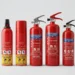 Vijf verschillende brandblussers voor in de auto naast elkaar waaronder sprayblussers en poederblussers van 1kg en 2kg