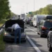Auto met pech langs drukke snelweg tijdens Hemelvaartverkeer