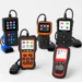 Vijf verschillende OBD2-scanners voor auto’s met schermen, kabels en OBD-stekkers op een lichte achtergrond
