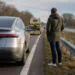 Moderne elektrische auto met pech langs Europese weg