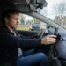 Automobilist zet smartphone in houder voor vertrek om afleiding in het verkeer te beperken.